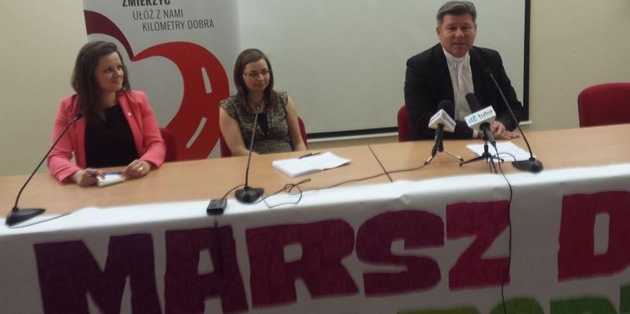 Ilona Trojnar z siedleckiej Caritas, Lidia Borkowska z KSM Młodzieży Siedleckiej i ks. kan. dr Jacek Sereda, dyrektor Wydziału Duszpasterstwa Rodzin kurii siedleckiej.  - fot. 