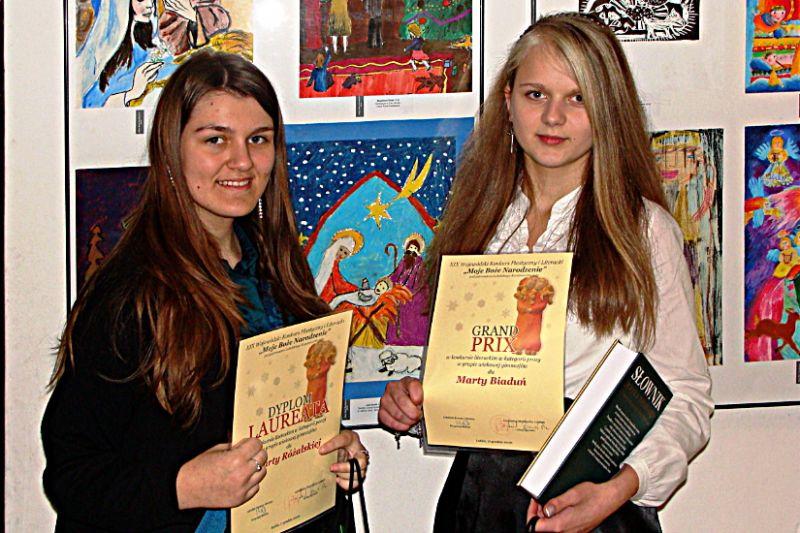 Dwie nagrodzone gimnazjalistki z Gimnazjum nr 3 im. J. Piłsudskiego w Łukowie: (od lewej) Marta Różalska i Marta Biaduń. Fot. Arch Gim. nr 3 - fot. 