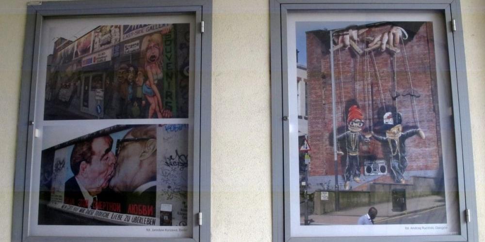 Murale na murze berlińskim i na ścianie budynku w Glasgow