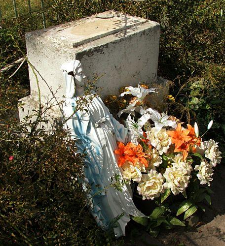 Ktoś litościwie poskładał strzaskaną figurę Matki Boskiej... Monument wymaga jednak porządnej renowacji. Fot. PGL - fot. 