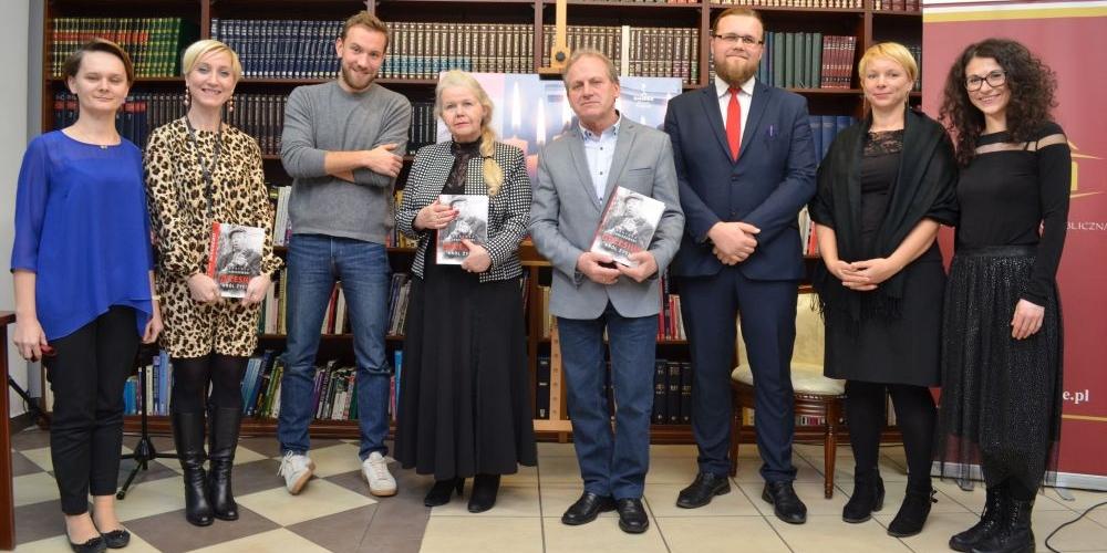 Pamiątkowa fotografia z pracownikami Miejskiej Biblioteki Publicznej w Siedlcach, fot. Jarosław Kurzwa - fot. 