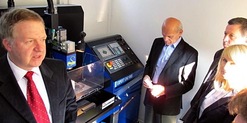Krzysztof Toczydłowski - firma „TOCK Automatyka”, prezentuje mobilne laboratorium Expert CNC Mobile. Od prawej: starosta Janusz Kozioł, Urszula Bancerz - przewodnicząca Rady Miasta, Stanisław Puch - dyrektor PUP i Mirosław Antonow - były dyrektor ZS1. - fot. 