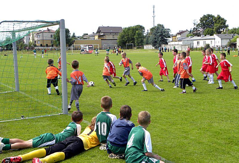 Najmłodsi adepci piłkarstwa na płycie stadionu łukowskich Orląt”. Fot. PGL - fot. 