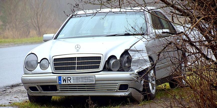 Całkiem dobry jeszcze samochód od miesięcy stoi przy jednej z siedleckich dróg. Fot. Krzysztof Suchożebrski - fot. 