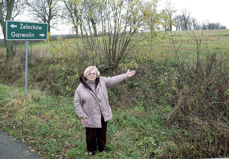 Bożena Waszkiewicz, stojąca na czele komitetu protestacyjnego, pokazuje, gdzie stanie ferma - fot. 