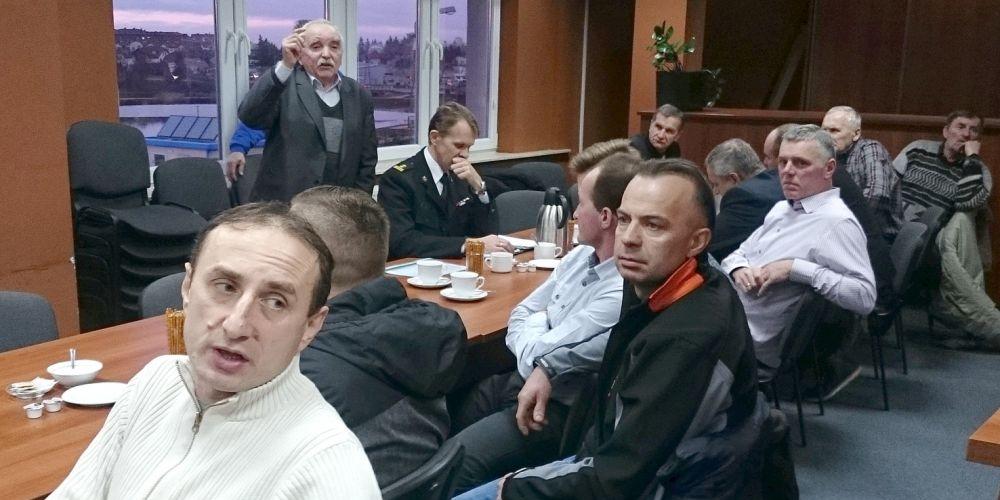 Mieszkańcy miejscowości Dzięcioły nie są zadowoleni z decyzji starosty. 
Przemawia Zdzisław Mieleszko.