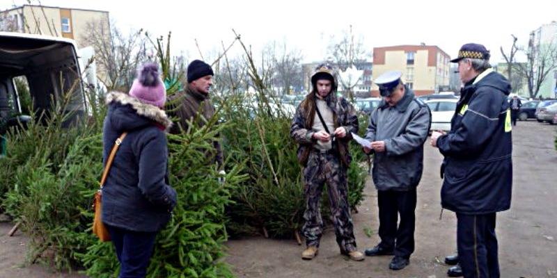 Mieszany patrol złożony z funkcjonariuszy policji, straży miejskiej i straży rybackiej w akcji na węgrowskich placach i ulicach. Fot. A. Maliszewska - fot. 