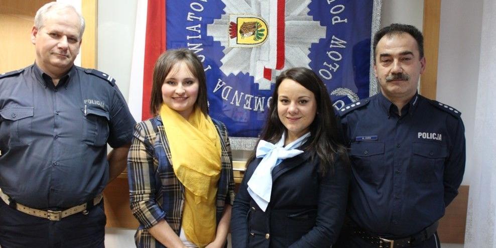 Z Ukrainkami od lewej - szef sokołowskiej drogówki nadkom. Zbigniew Pilip, a po prawej z-ca komendanta nadkom. Marek Żero ( fot KPP) - fot. 