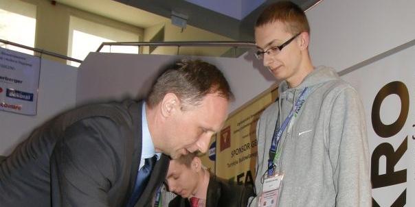 Michał odbiera w nagrodę laptopa z oprogramowaniem.   fot. arch szkoły - fot. 