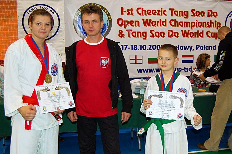 Mistrzostwa Świata w Tang Soo Do w Puławach. Od lewej: Anna Maksim, trener Zenon Pawlikowski i Szymon Murawski. Fot. Arch. PTS „Łukplast-Łuków” - fot. 