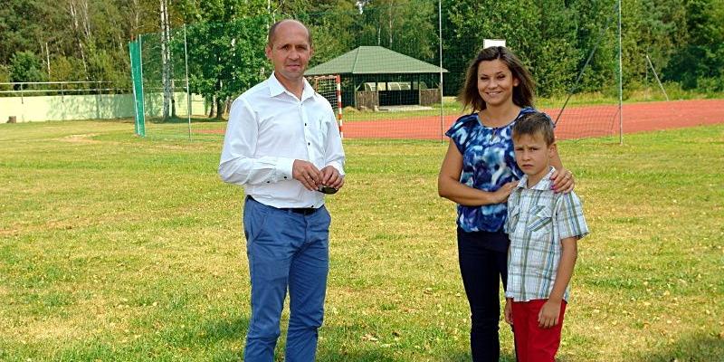 Wójt Mariusz Osiak występuje w charakterze przewodnika swego młodego, jednodniowego następcy, Patryka Lachowicza z Lublina. Na zdjęciu 9-latkowi towarzyszy jego opiekunka, Ewa Korzec. Fot. K. Kuć UG Łuków - fot. 