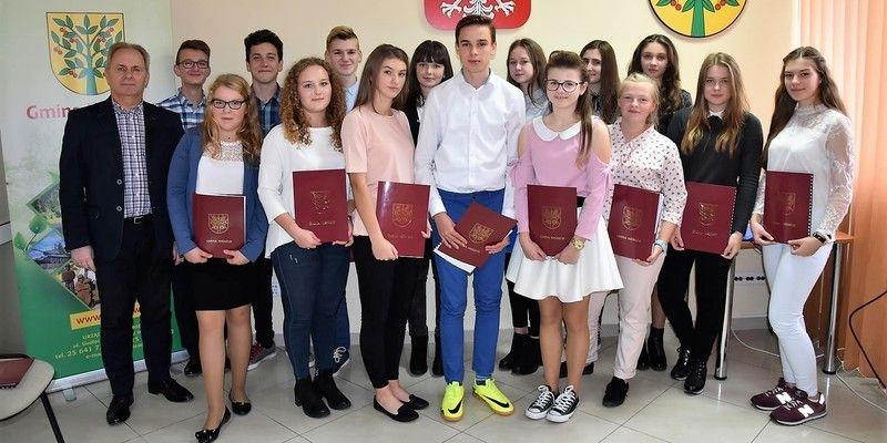 Młodzieżowa Rada Gminy Wiśniew z wójtem Krzysztofem Kryszczukiem. fot. UG Wiśniew - fot. UG Wisniew