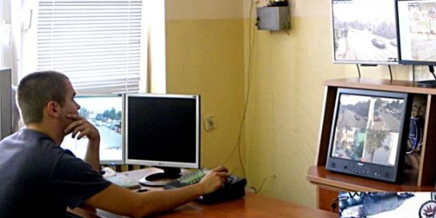 Sercem miejskiego monitoringu w Łukowie jest stanowisko sterowania kamerami, zlokalizowane w Komendzie Powiatowej Policji. Fot. Arch. KPP w Łukowie - fot. 