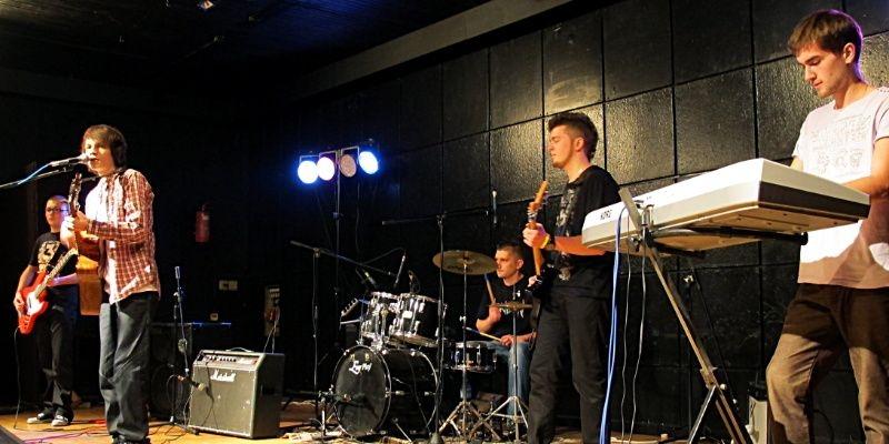 Zespół „The Moons” na koncercie w Łukowie. Na zdjęciu od prawej: D. Krzęcio, P. Wiśniewski, D. Pastukh, K. Michalec i M. Abramek. Fot. PGL - fot. 