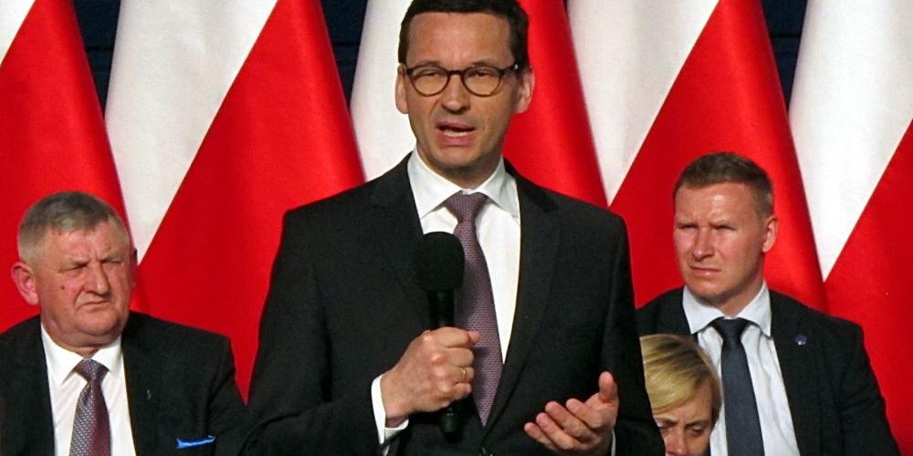 Prezes Rady Ministrów, Mateusz Morawiecki przemawia do mieszkańców na spotkaniu w Łukowie. Fot. PGL