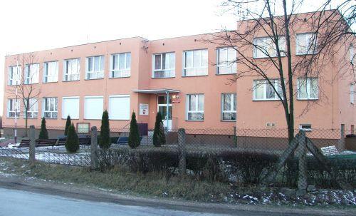 Budynek podstawówki w Morzyczynie nie jest stary i wygląda na bardzo zadbany. 
Na furtce widnieje data: 1973. - fot. 
