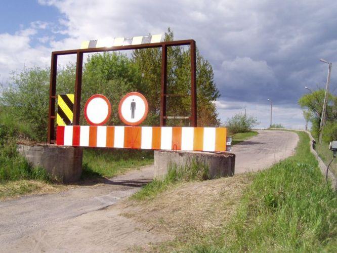 Zamknięta droga do mostu na Bugu - fot. 