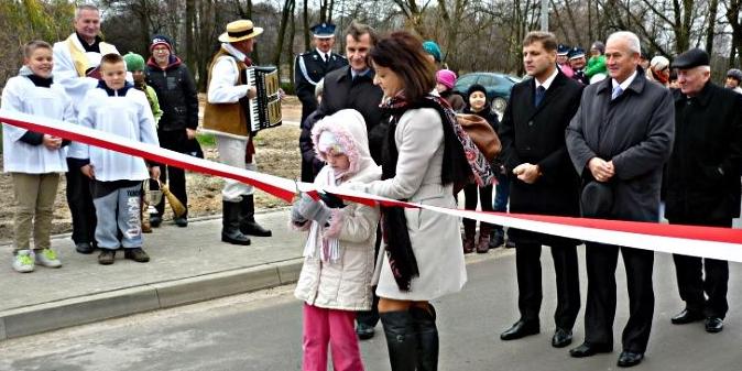 Ewa Orzełowska wraz z jedną z młodszych mieszkanek Mostopwa przecinają symboliczną wstęgę podczas oficjalnego otwarcia drogi i świetlicy wiejskiej. Fot. Arch. mieszkańców Mostowa - fot. 