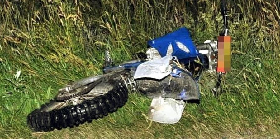 Motocykl leżał w odległości 200 m od miejsca zderzenia. Fot.Arch. KPP w Łukowie - fot. Arch. KPP w Łukowie