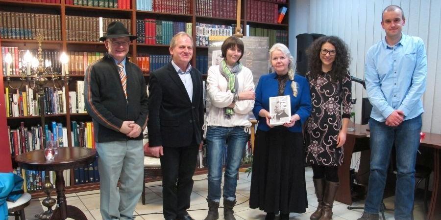 Od lewej stoją: Tadeusz Goc, Eugeniusz Kasjanowicz, Monika Piątkowska, Jadwiga Madziar, Katarzyna Dmowska, fot. Aneta Abramowicz-Oleszczuk