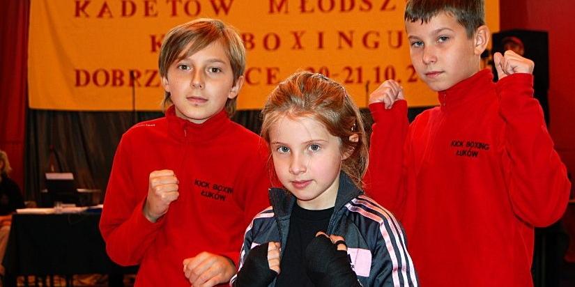 Na Mistrzostwach Polski Kickboksingu Kadetów Młodszych w Dobrzejewicach koło Torunia. Od lewej stoją: Kacper Czerwonogrodzki, Marta Pawlikowska i Patryk Bielecki. Fot. Arch. „Łukplast Łuków” - fot. 
