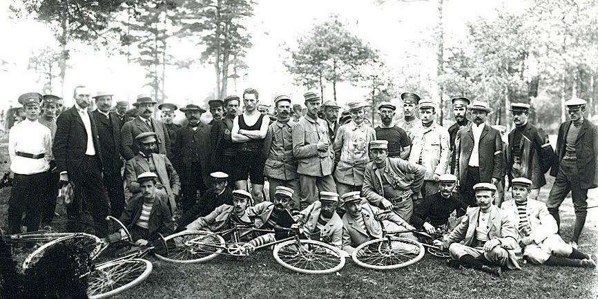 Członkowie  i sympatycy Siedleckiego Towarzystwa Cyklistów sfotografowani między 1910  a 1914 rokiem. Karta ewidencyjna dobra kultury, zbiory fotografii archiwalnej, opr. Sławomir Kordaczuk MRS/F/121
 - fot. 