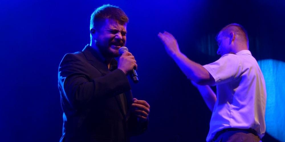 Marcin Sójka i kapelmistrz Orkiestry Wojskowej w Siedlcach por. Dariusz Kaczmarski - koncert na placu gen. Wł. Sikorskiego w Siedlcach, fot. Aneta Abramowicz-Oleszczuk