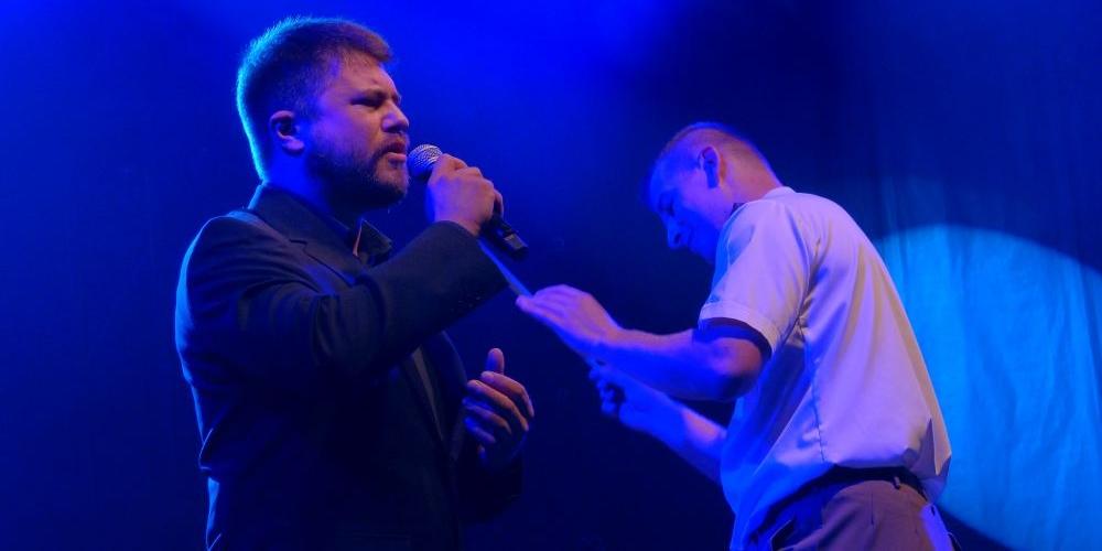 Marcin Sójka i kapitan Dariusz Kaczmarski podczas koncertu w Siedlcach, fot. Ana