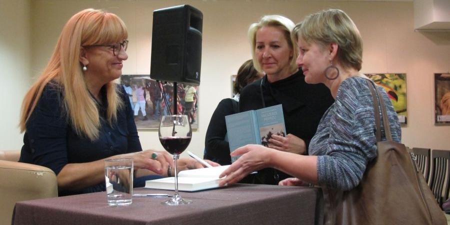 Monika Sznajderman chętnie rozdawałą autografy czytelnikom, fot. Aneta Abramowicz-Oleszczuk