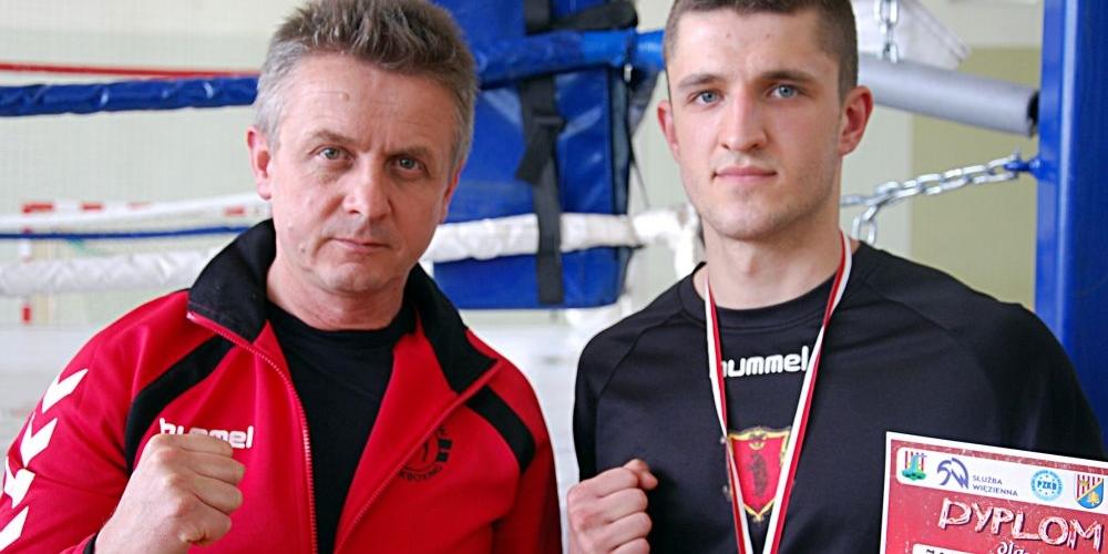 Jakub Strzyżewski (z prawej) i jego mistrz, Zenon Pawlikowski po zwycięskich walkach na Mistrzostwach Polski Służb Mundurowych w kickboksingu. Fot. Arch. KSW Łuków - fot. Arch. KSW Łuków