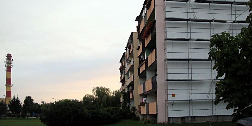 Ściana szczytowa bloku przy ul. Skrzetuskiego w Łukowie jest już przygotowana do namalowania na niej okazjonalnego muralu. Fot. PGL - fot. 