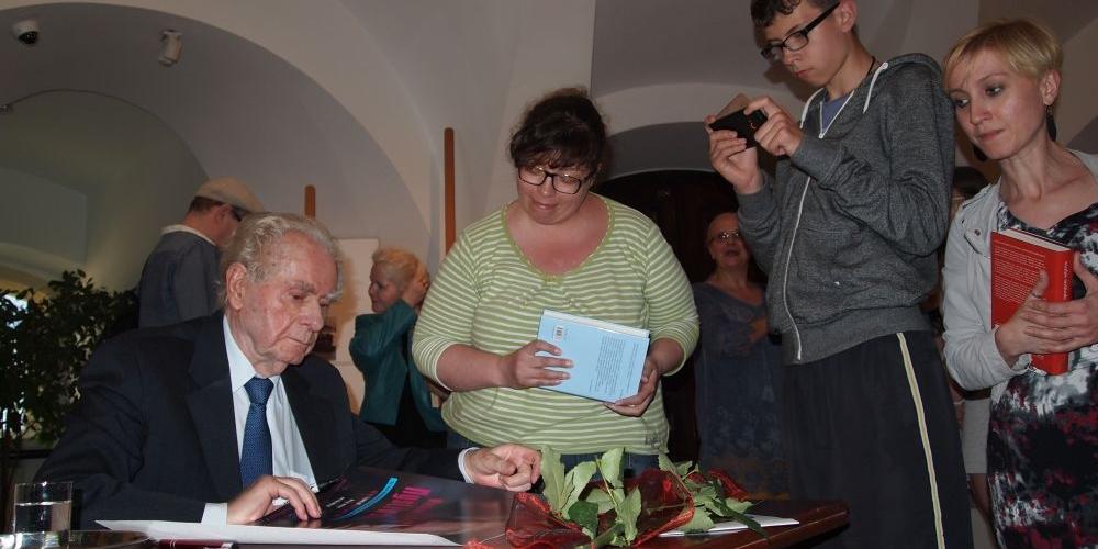 Po spotkaniu Wiesław Myśliwski cierpliwie podpisywał książki, fot. Aneta Abramowicz-Oleszczuk