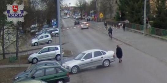 Piesza weszła na jezdnię. W tym momencie samochód ruszał z parkingu... Fot. Arch. KPP w Łukowie - fot. KPP w Łukowie