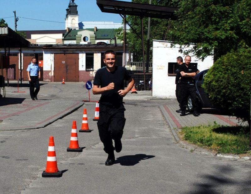 Policyjny tor przeszkód, to konkurencja, podczas której bezlitośnie obnażane są przede wszystkim kondycyjne niedoskonałości policjantów. Fot. Arch. KPP w Łukowie - fot. 