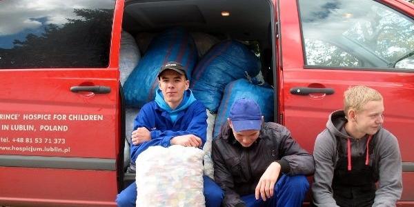 Jeden z busów lubelskiego hospicjum wypełniony workami z plastikowymi nakrętkami. Przy samochodzie uczniowie zaangażowani w akcję. Fot. arch. ZS nr 1 w Łukowie - fot. 