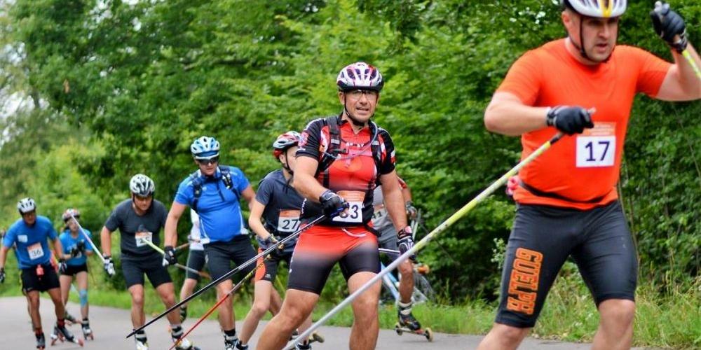 Na trasie ultramaratonu w Puszczy Darżlubskiej koło Wejherowa. Paweł Kulik, reprezentant Leniwców .pl z Siedlec, biegnie drugi z prawej. Fot. Arch. - fot. 