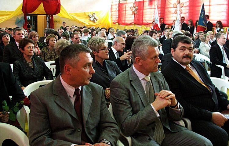 Uroczystości powiatowe Dnia Nauczyciela. Od lewej: Krzysztof Konstanty - naczelnik Wydziału Oświaty, Kultury i Sportu Starostwa Powiatowego w Łukowie, Jan Sobiech - przewodniczący Rady Powiatu Łukowskiego i Jerzy Kędra - wójt gminy Krzywda. Fot. PGL - fot. 