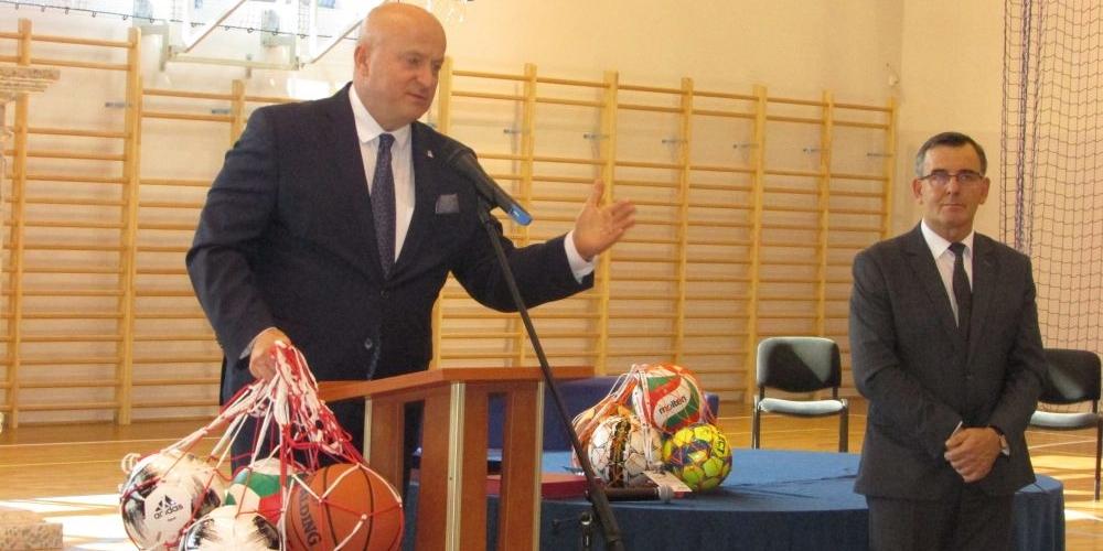 Wiceminister sportu Jarosław Stawiarski i dyrektor SP nr 5 Jacek Zowczak, fot. KW