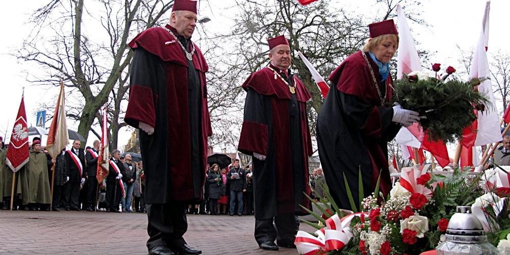 Uroczystość pod tablicą pamiątkową POW w Łukowie. Występując w tradycyjnych strojach, kwiaty składają Starsi Cechu Rzemiosła Różnych w Łukowie. Fot. PGL - fot. 