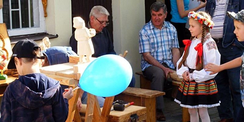 Plener rzeźbiarski małej rzeźby w ramach łukowskiej „Nocy Muzeów”. Fot. PGL - fot. 