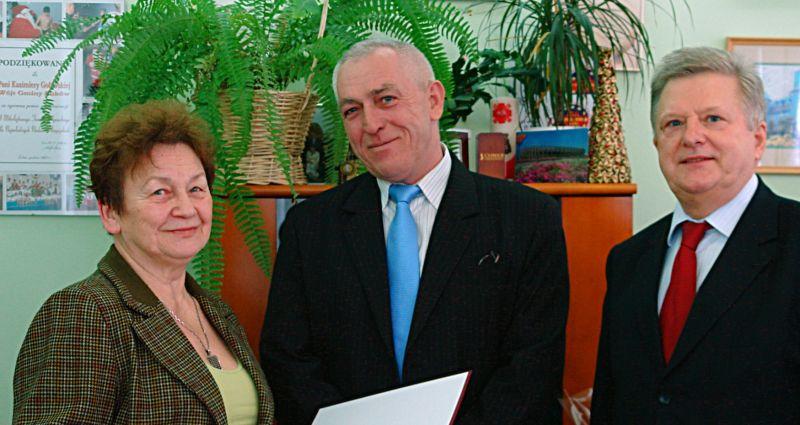 Okolicznościowe spotkanie w Urzędzie Gminy Łuków. Na zdjęciu od lewej: wójt gminy Kazimiera Goławska, współwłaściciel „Nowbudu” Jerzy Nowak i wicewójt gminy Wiktor Osik. Fot. Arch. UG Łuków - fot. 
