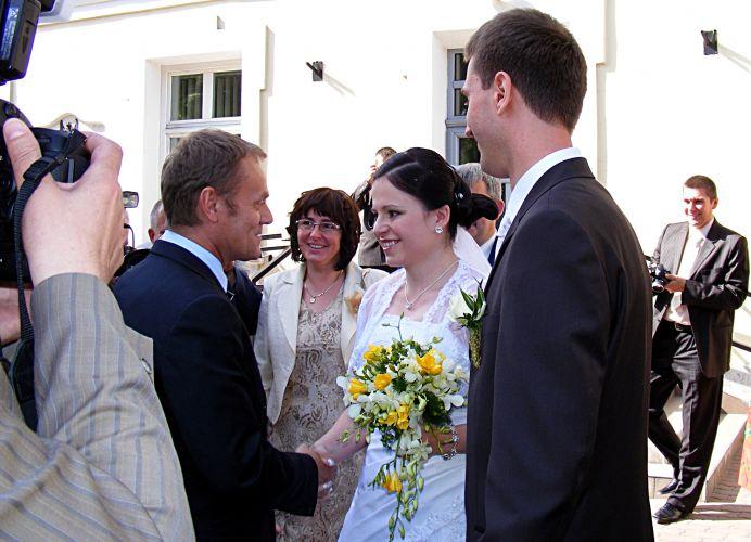 Podczas sobotniej wizyty w Łukowie premier Donald Tusk zdażył złożyć życzenia nowożeńcom wychodzącym z kolegiaty Przemienienia Pańskiego. Zaskoczenie młodej pary i ich gości było ogromne! Fot. PGL - fot. 