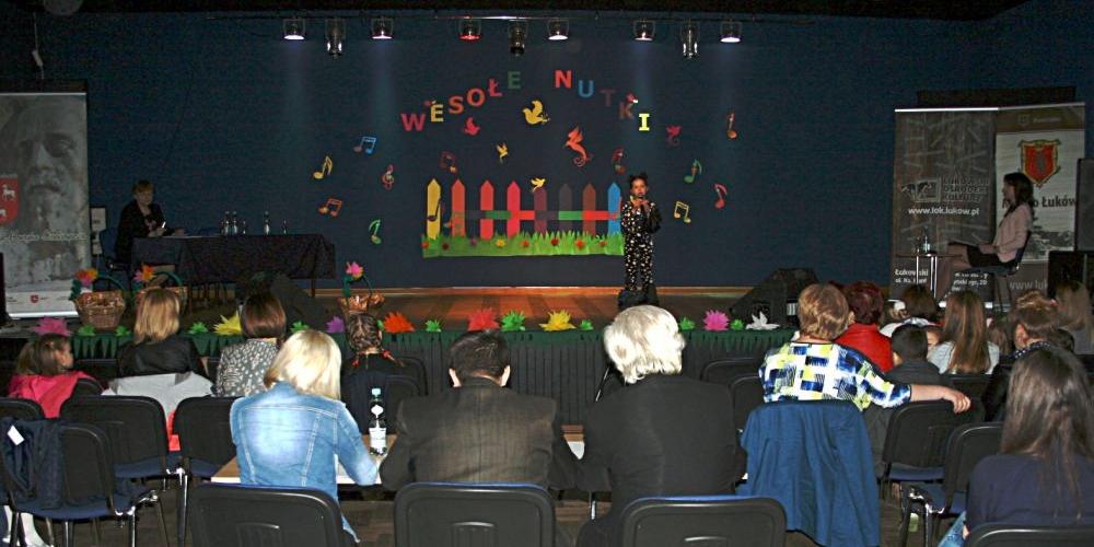 „Wesołe Nutki” w ŁOK-u. Na pierwszym planie jury oceniające uczestników przeglądu. Fot. Arch. ŁOK - fot. 