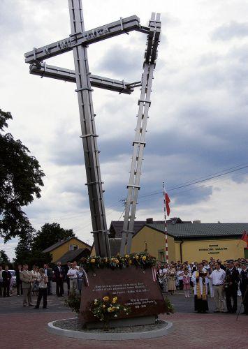 Pomnik poświęcił  ks. Tadeusz Gruza
 - fot. 