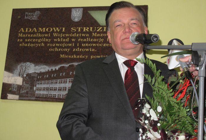 Marszałek Adam Struzik i poświęcona jego osobie tablica - fot. 