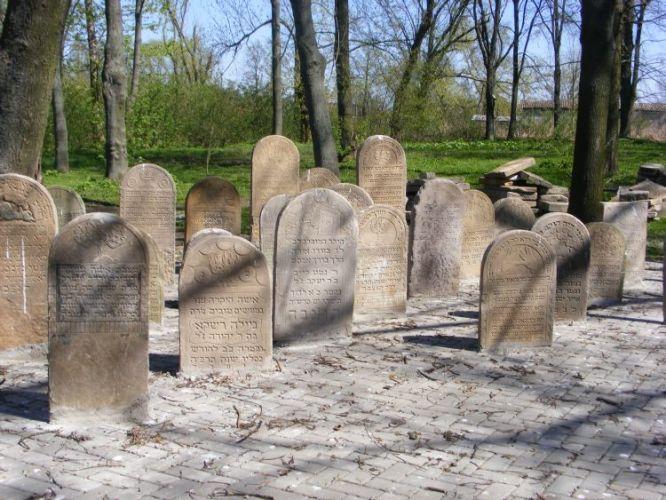 Zrekonstruowany cmentarz żydowski czeka na otwarcie. - fot. 