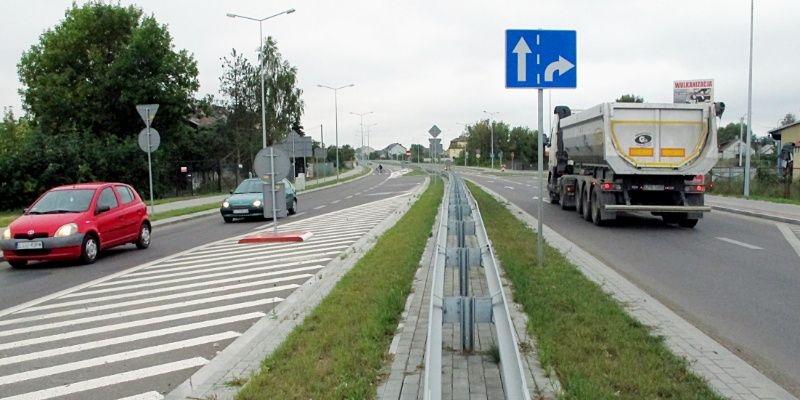 Chociaż władze samorządowe miasta i powiatu przez ponad 2 lata nie mogły się porozumieć w sprawie finansowania  budowy małej obwodnicy miasta nikt z korzystających z tej drogi nie ucierpiał na przedłużającym się sporze. Na zdjęciu nowo wybudowana droga. F - fot. 