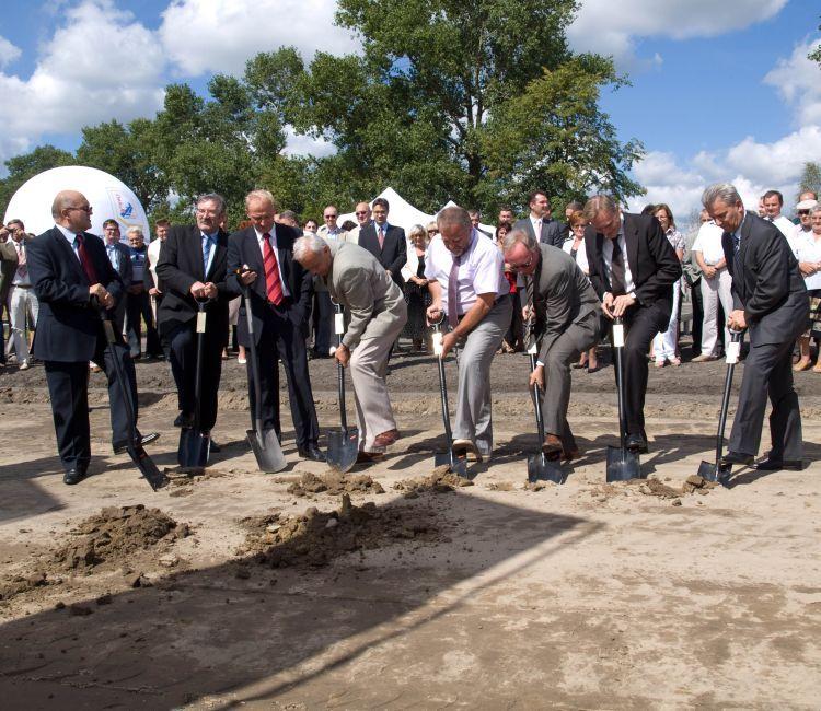 Budowę obwodnicy – autostrady Mińska Mazowieckiego 24 sierpnia 2009 r. zaczynali (od lewej: Wojciech Dąbrowski, dyrektor Oddziału Mazowieckiego GDDKiA, Janusz Dróżdż, 
dyrektor Przedsiębiorstwa Budowy Dróg i Mostów Sp. z o.o., Czesław Mroczek - poseł PO, - fot. 