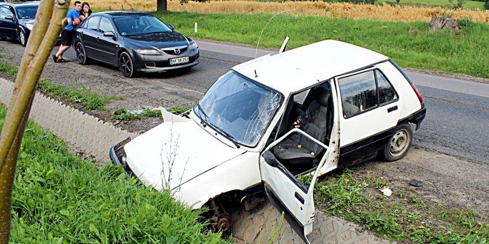 Odkręcenie się koła w samochodzie w czasie jazdy zakończyło się groźnym wypadkiem. Na szczęście jadącej pojazdem kobiecie nic się nie stało. Fot. KPP Sokołów Podlaski - fot. 