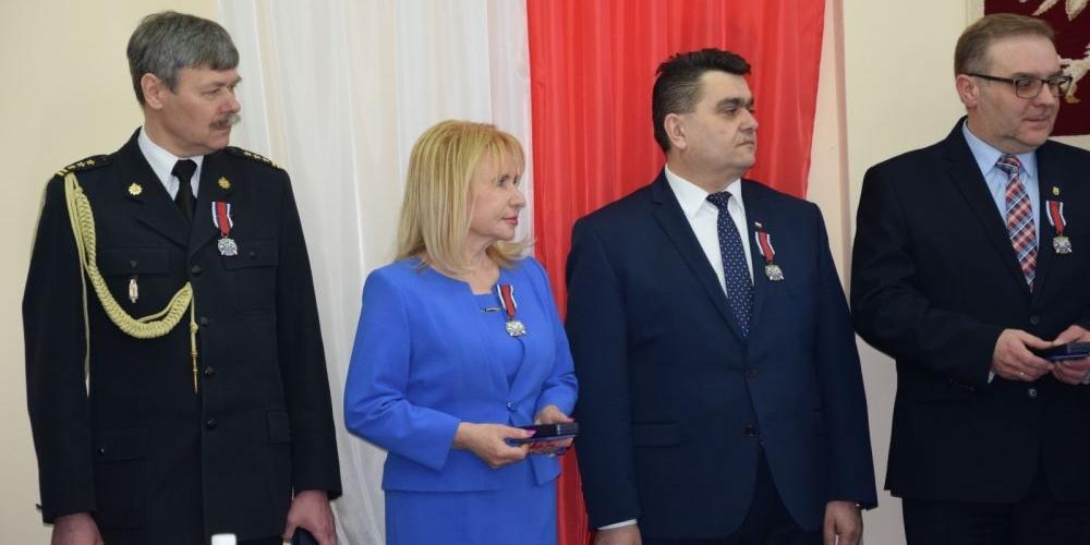 Od lewej: Jarosław Soszyński, Halina Ulińska, Robert Gołaszewski i Leszek Redosz. fot.arch. Starostwa w Węgrowie. - fot. 